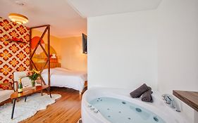 Suite année 70 - Jacuzzi et Balcon